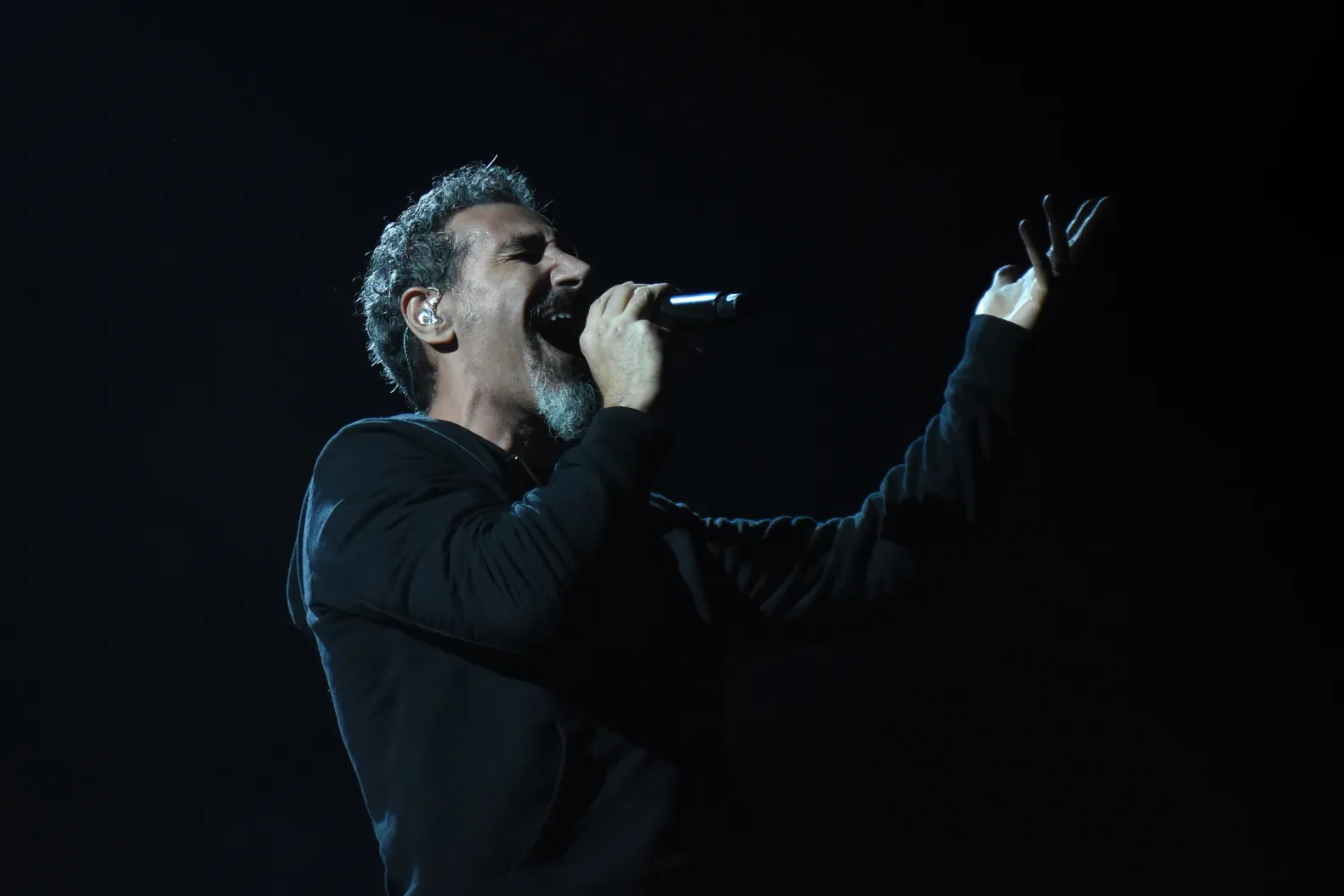 serj-tankian-singing